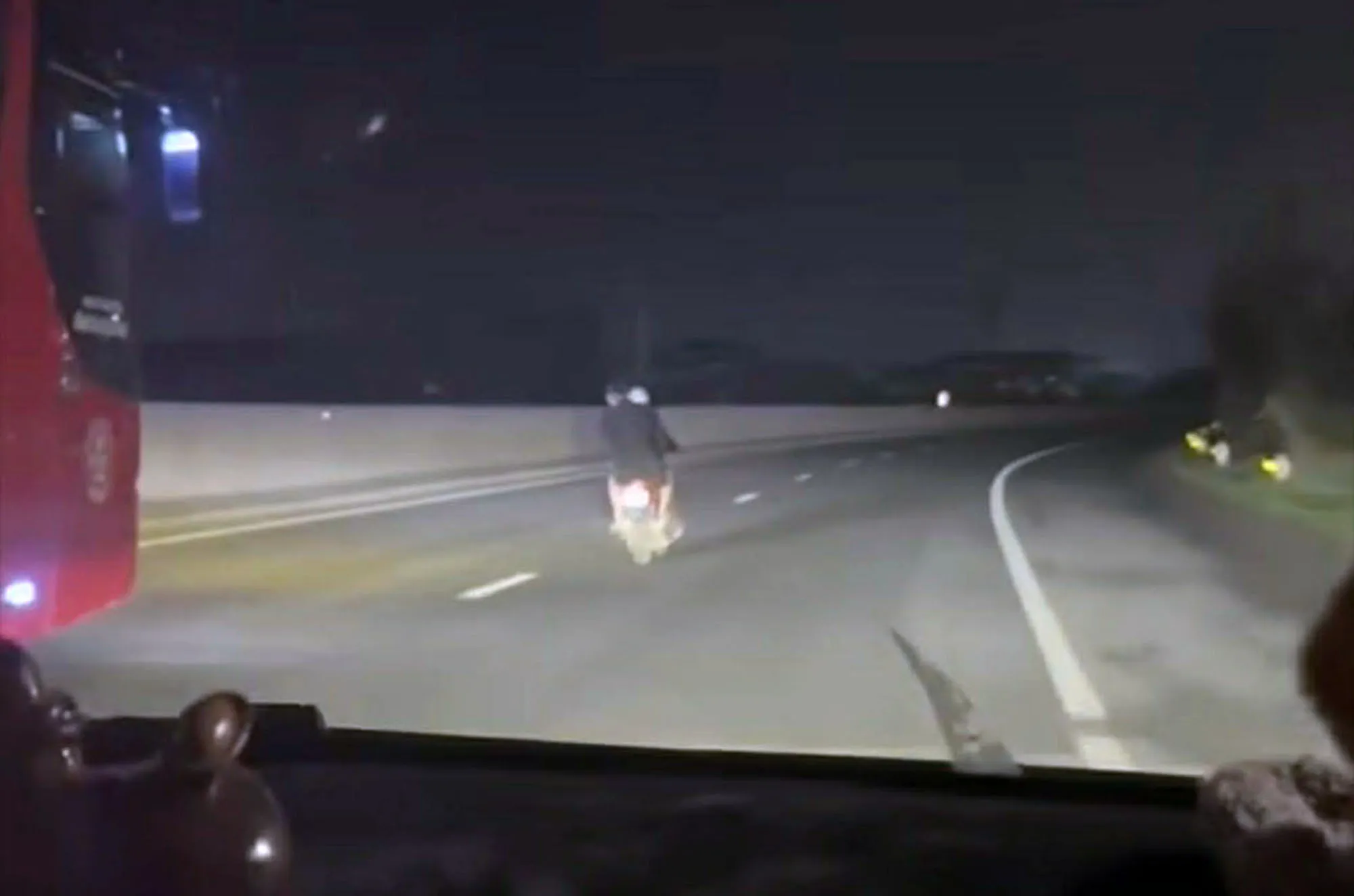 xu-phat-nguoi-dan-ong-lang-lach-danh-vong-tren-quoc-lo-10-16052907