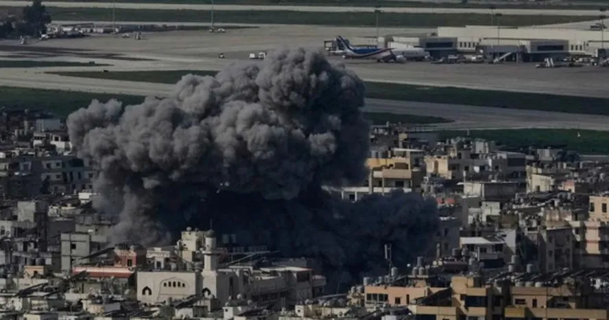 Iran phóng loạt tên lửa vào Israel, eo biển Hormuz nóng bỏng