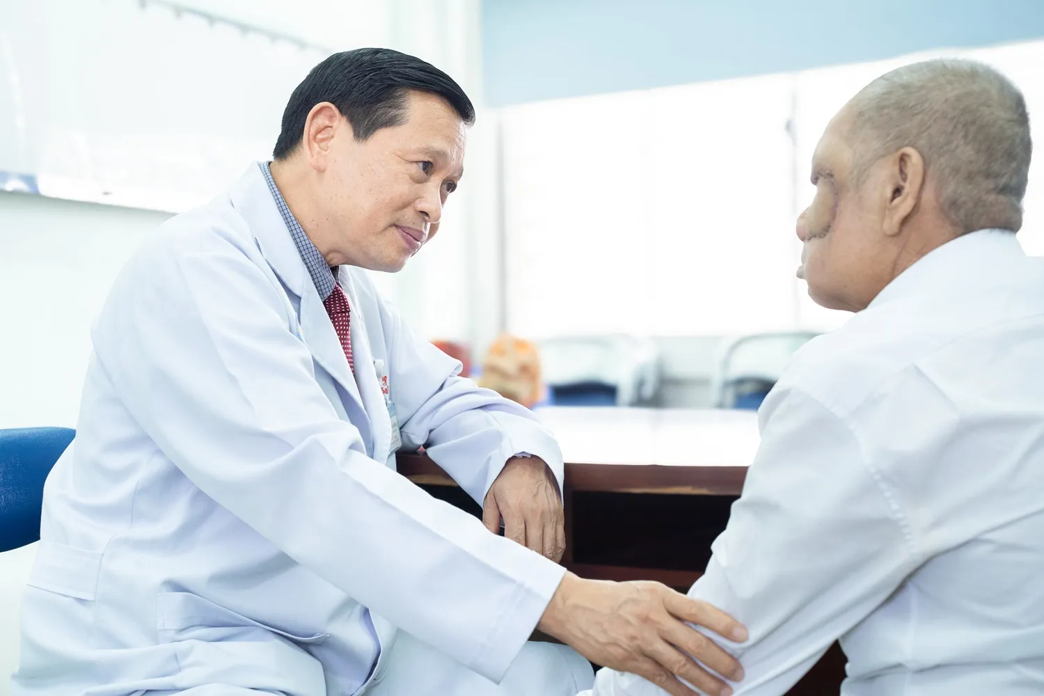 Bác sĩ thăm khám lại cho bệnh nhân