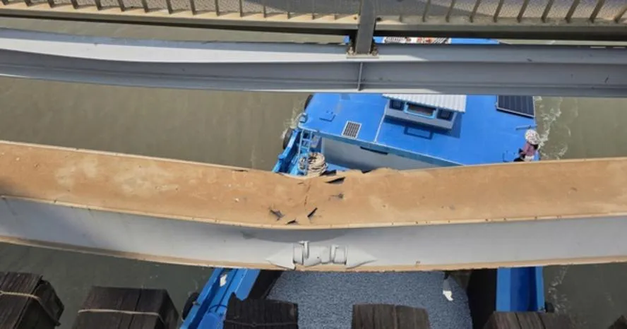 Cầu Ghềnh bị sà lan tông cong vênh: Thời gian sửa chữa khoảng 1 tuần