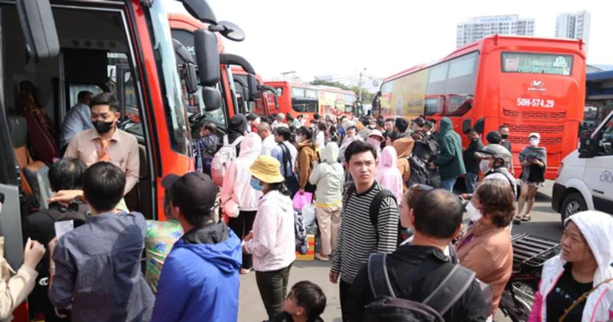 Xăng dầu tăng giá, doanh nghiệp vận tải lo bù lỗ