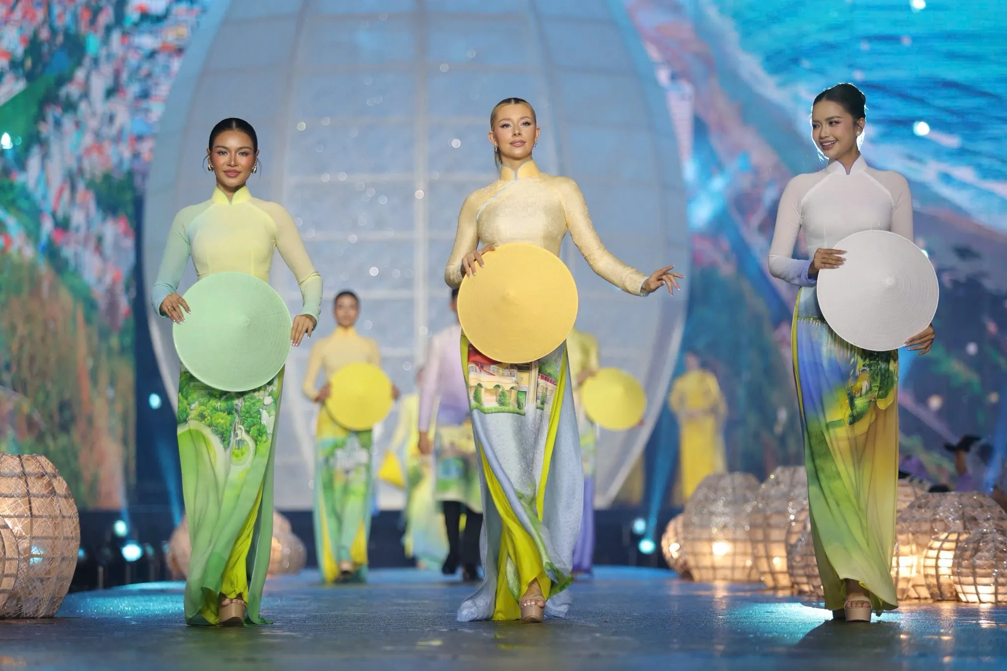 Cac đại sứ trình diễn áo dài trong đêm khai mạc