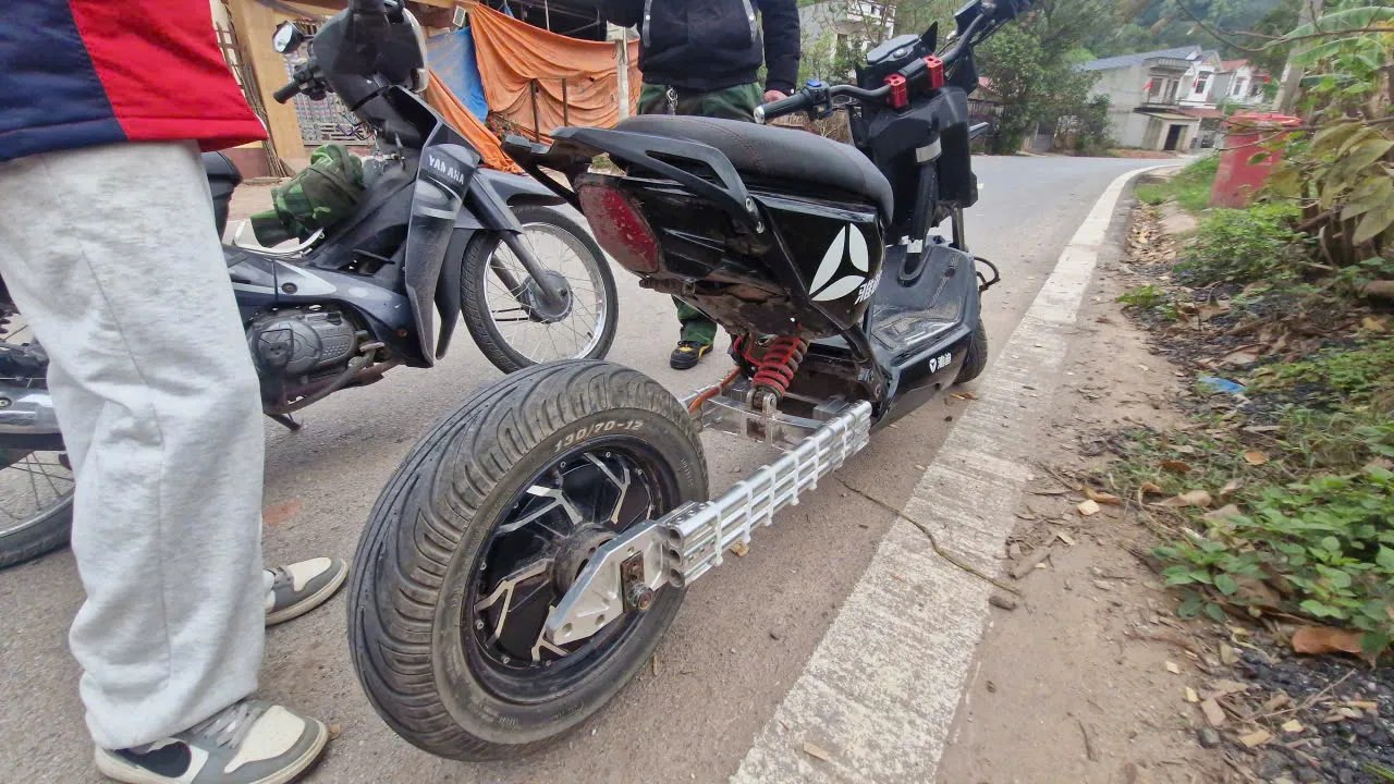Cận cảnh xe máy điện được độ chế với nhiều thiết bị nâng công suất của học sinh Lạng Sơn