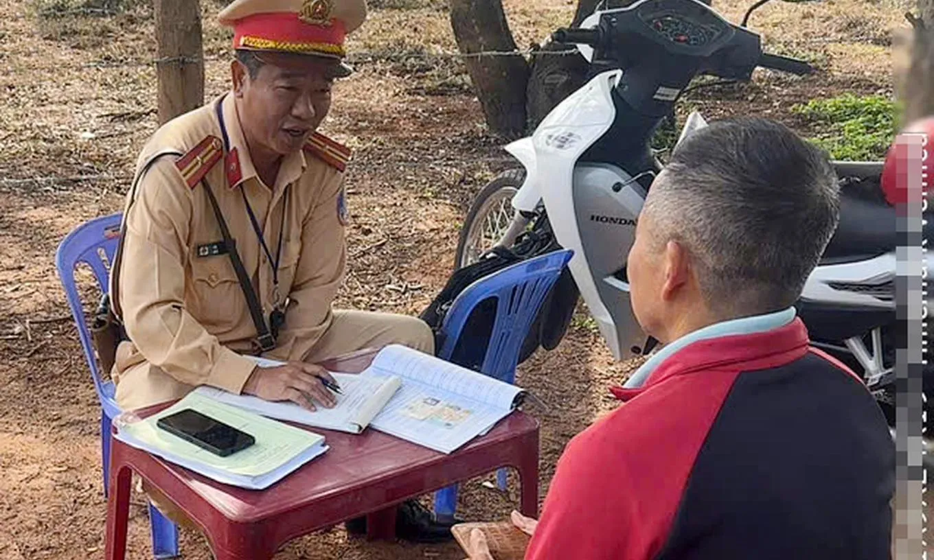 Tài xế xe biển xanh bị lập biên bản vì chở người đứng trên thùng xe khi đang chạy