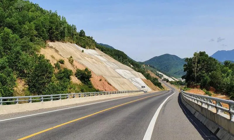 Khẩn trương đề xuất phương án xử lý sạt lở trên cao tốc La Sơn – Hòa Liên