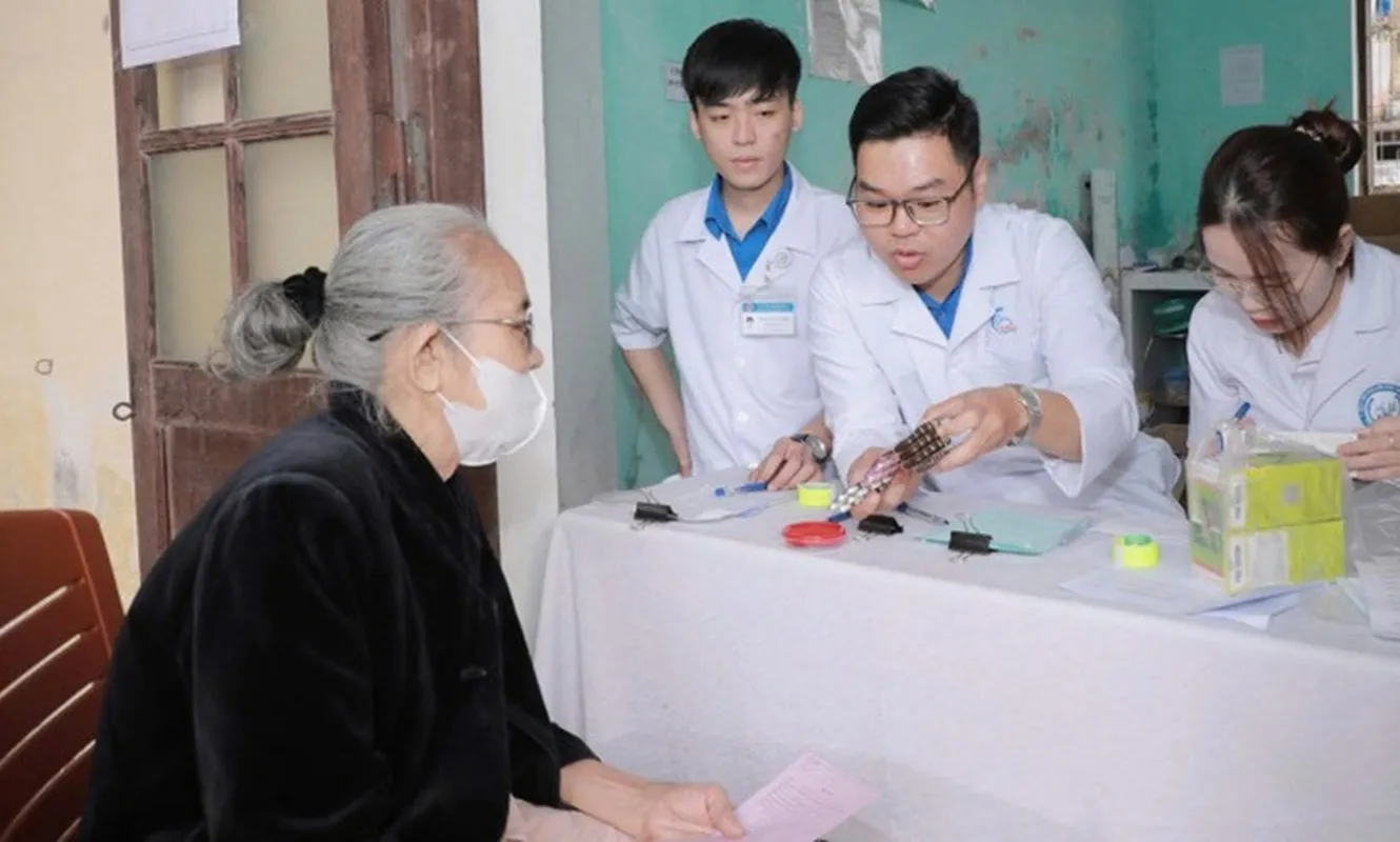 Tuổi trẻ ngành y Huế khám bệnh, phát thuốc miễn phí cho 300 người dân