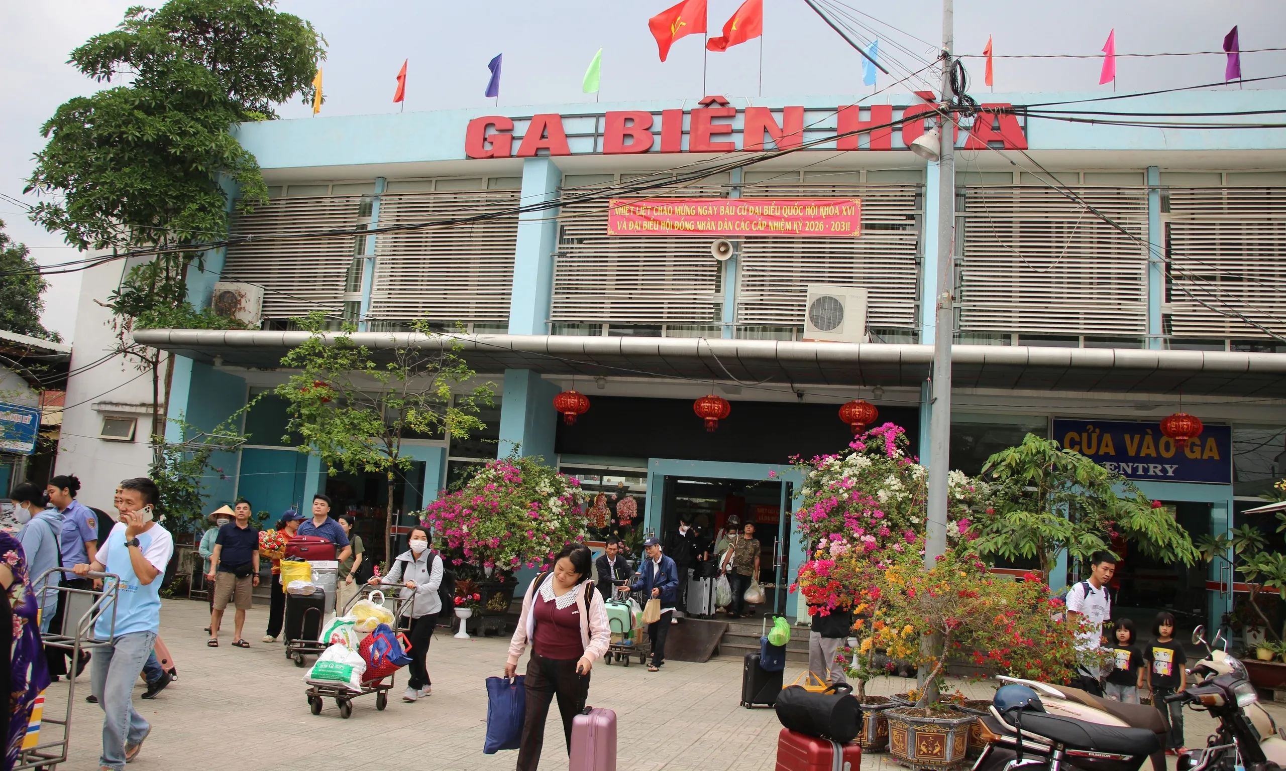 Sà lan tông cầu Ghềnh, dự kiến mất 5–7 ngày sửa chữa