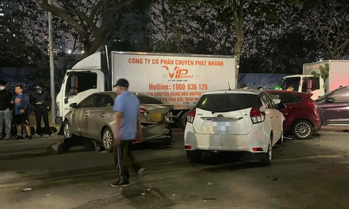 Giám đốc Công an Hà Nội yêu cầu điều tra vụ ô tô tông liên hoàn trên đường Nguyễn Chánh