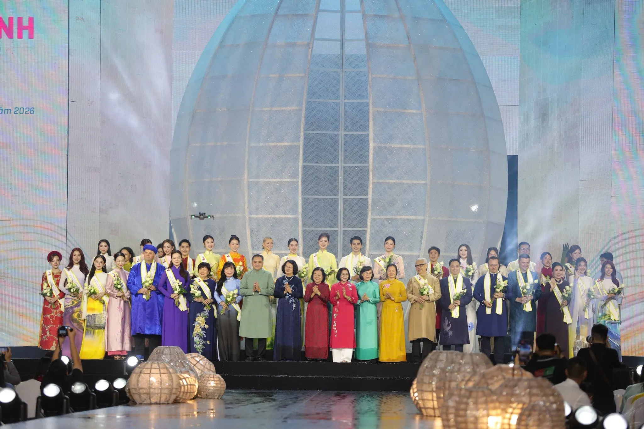 Lãnh đạo, nguyên lãnh đạo Trung ương, TPHCM tặng hoa cho các đại sứ