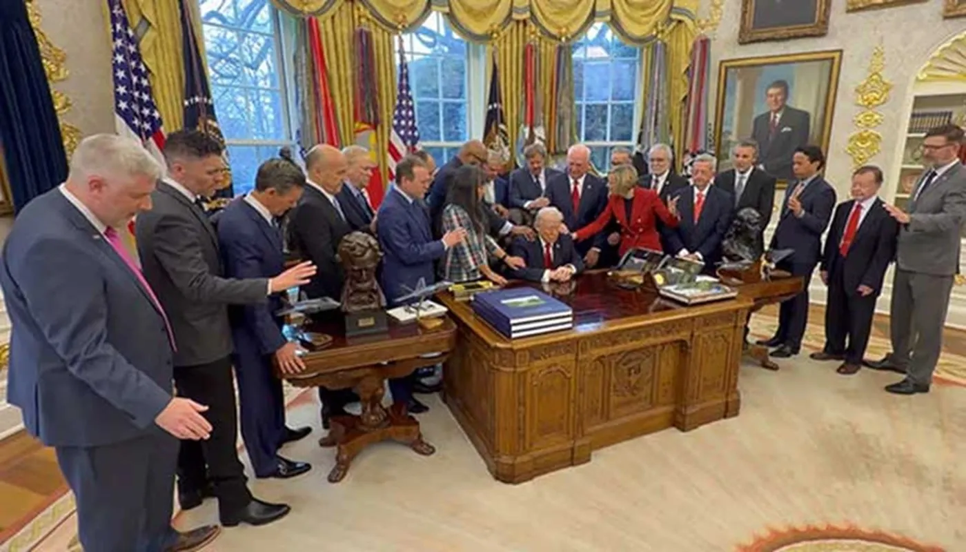 Một nhóm mục sư cầu nguyện cho Tổng thống Mỹ Donald Trump tại Phòng Bầu dục ở Nhà Trắng - Ảnh CHỤP MÀN HÌNH