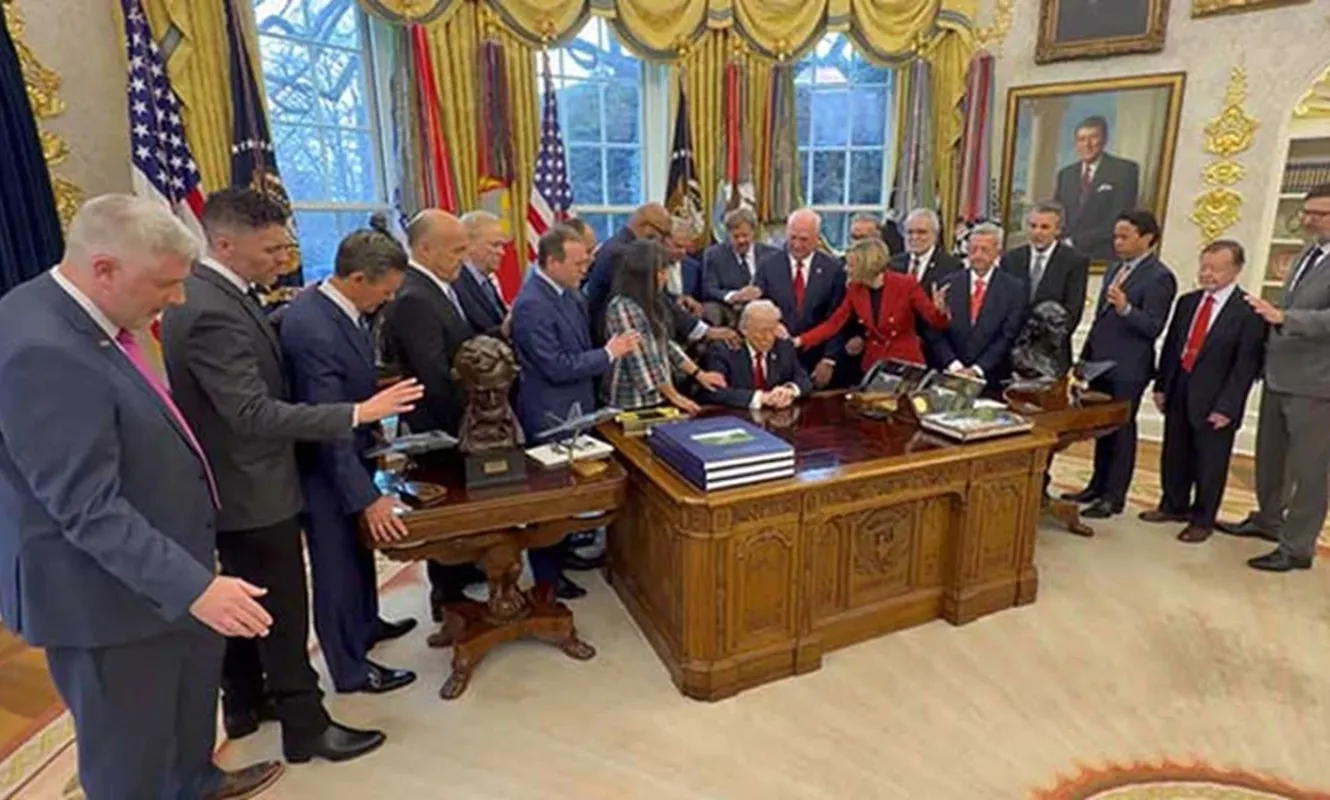 Các mục sư cầu nguyện cho Tổng thống Trump tại Phòng Bầu dục