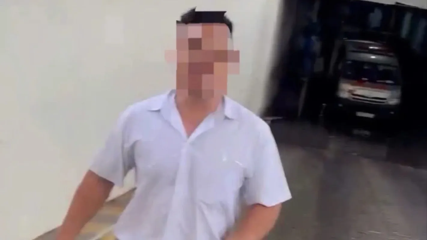 Người áo trắng được cho đã tham gia xô xát. Ảnh Cắt từ clip