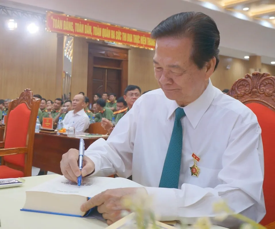 Nguyên Thủ tướng Nguyễn Tấn Dũng ký tặng sách cho các đại biểu