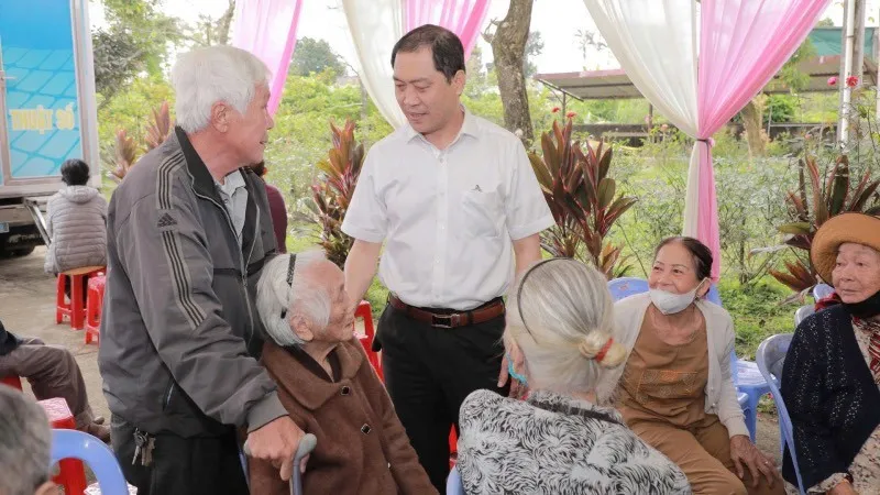 Ông Trần Kiêm Hảo, Giám đốc Sở Y tế thành phố thăm, động viên người lớn tuổi ở phường Phú Xuân