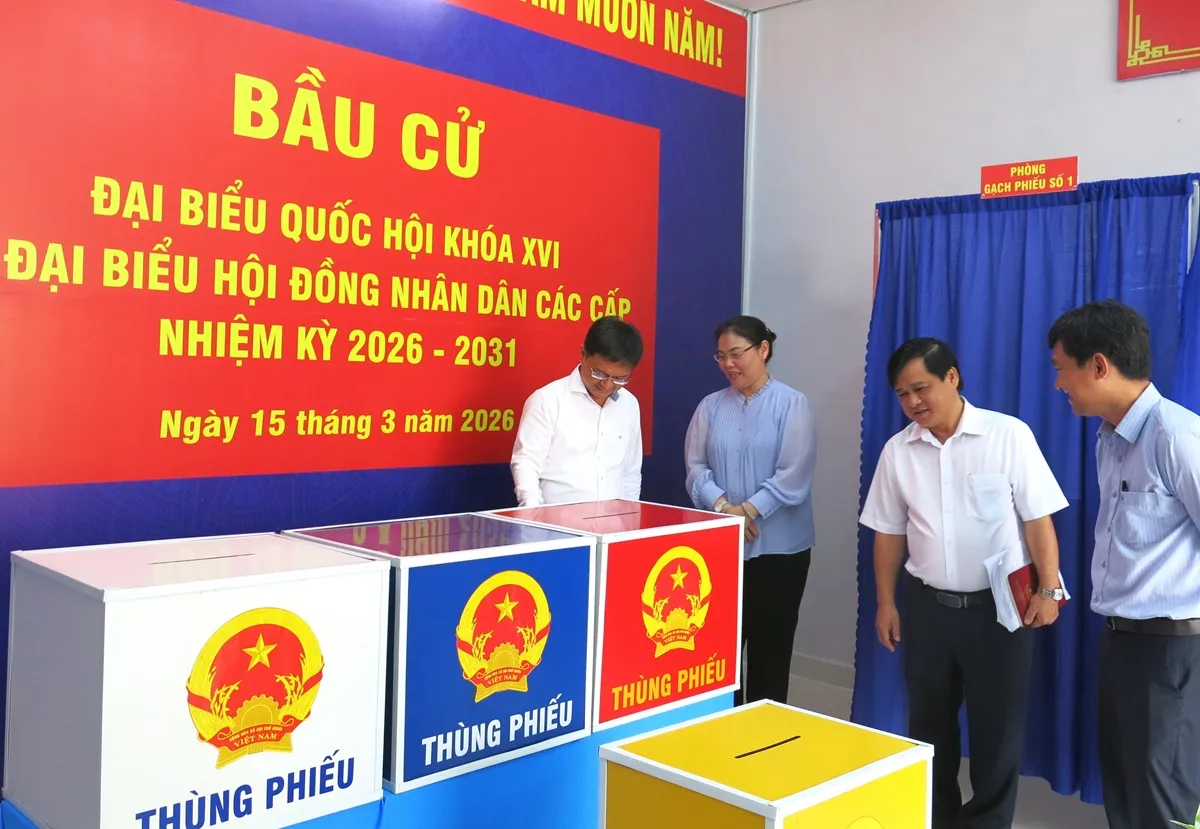 Phó Chủ tịch UBND TP Nguyễn Mạnh Cường- Phó Chủ tịch UBBC Thành phố kiểm tra điểm bỏ phiếu