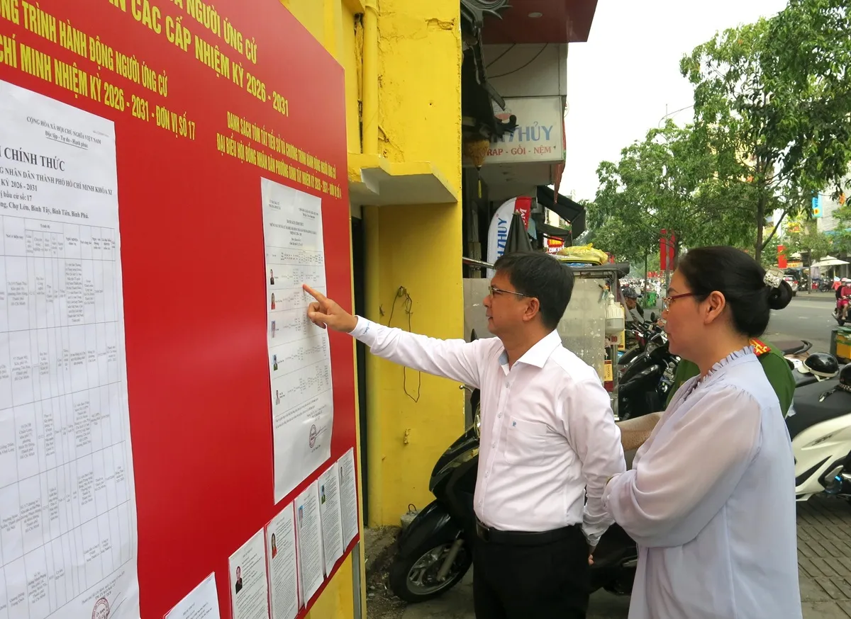 Phó Chủ tịch UBND TP Nguyễn Mạnh Cường- Phó Chủ tịch UBBC Thành phố yêu cầu các phường tăng cường kiểm tra niêm yết danh sách cử tri và danh sách ứng cử viên