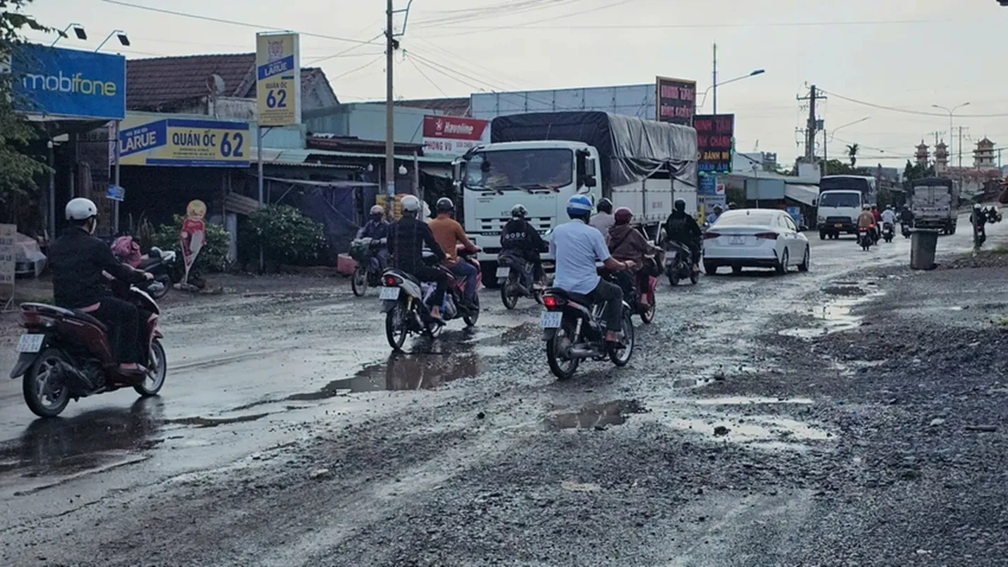 Quốc lộ 62 mặt đường nhỏ hẹp không đảm bảo cho lưu lượng xe ngày càng tăng