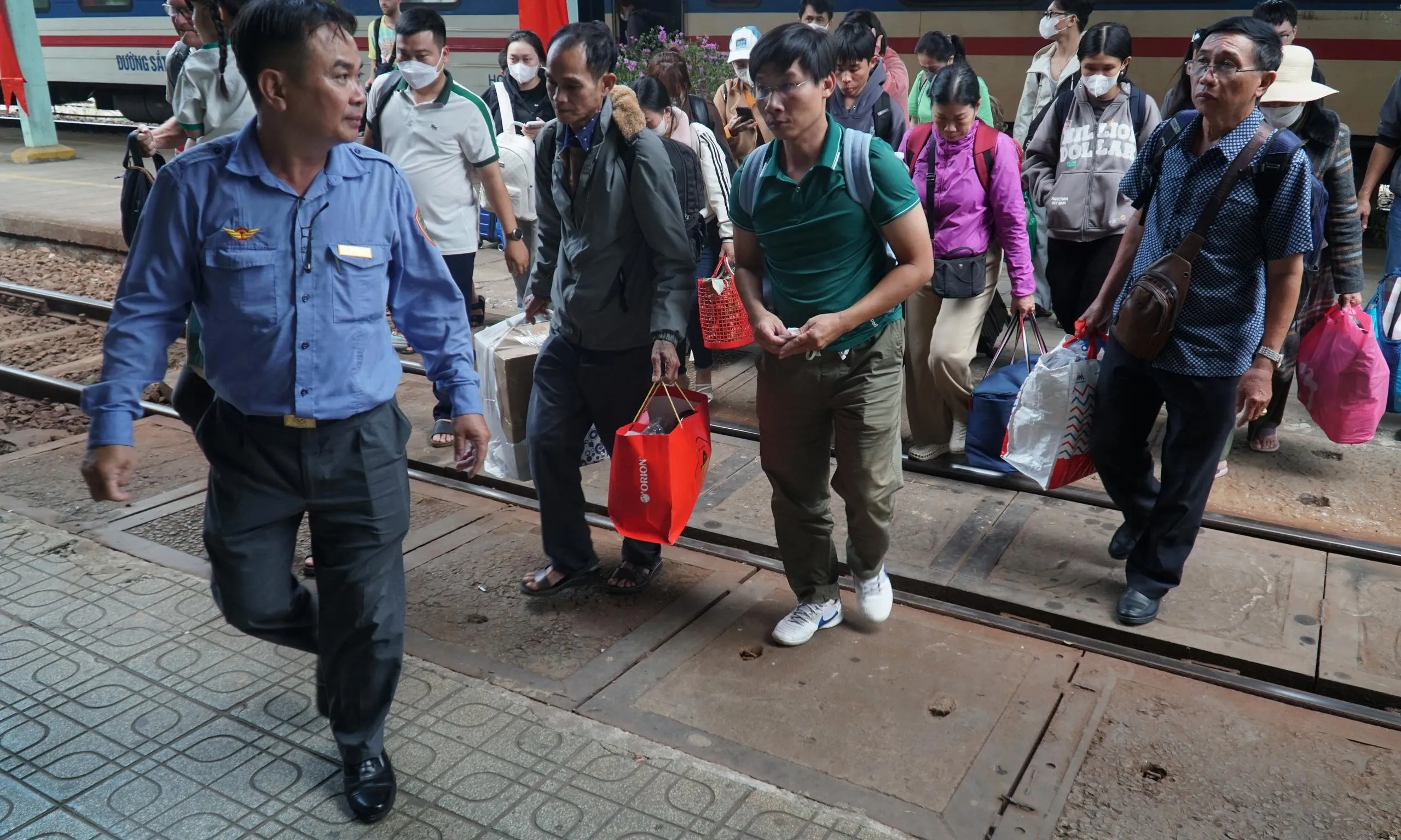 Ga Biên Hòa nhộn nhịp trung chuyển khách sau sự cố cầu Ghềnh