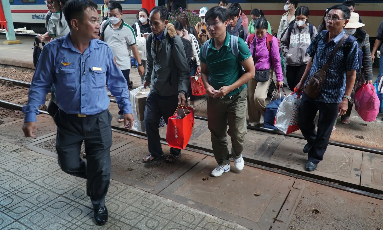 Ga Biên Hòa nhộn nhịp trung chuyển khách sau sự cố cầu Ghềnh