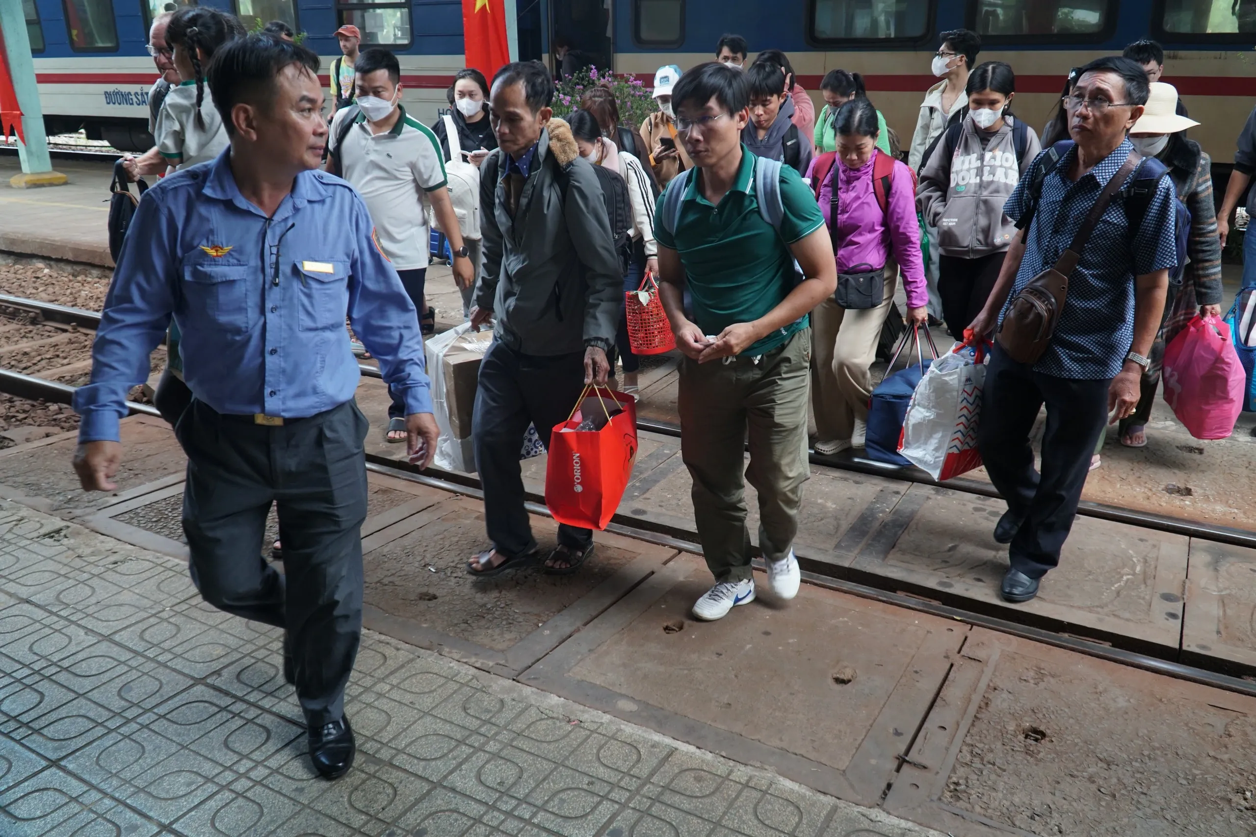 Sau khi xuống ga Biên Hòa, hành khách được nhân viên đường sắt hướng dẫn ra xe trung chuyển