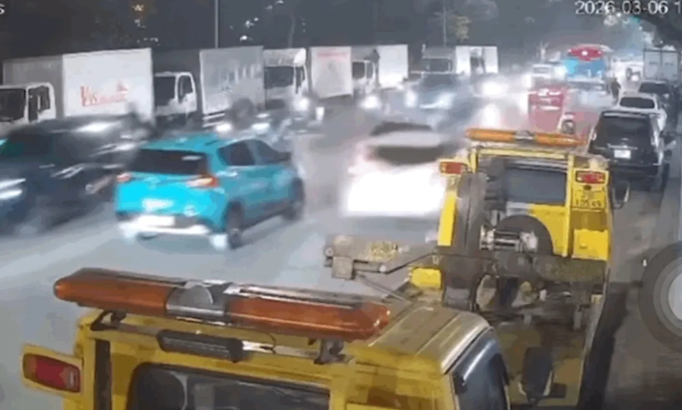 Hà Nội: Vụ ô tô gây tai nạn liên hoàn, đã có 1 phụ nữ tử vong