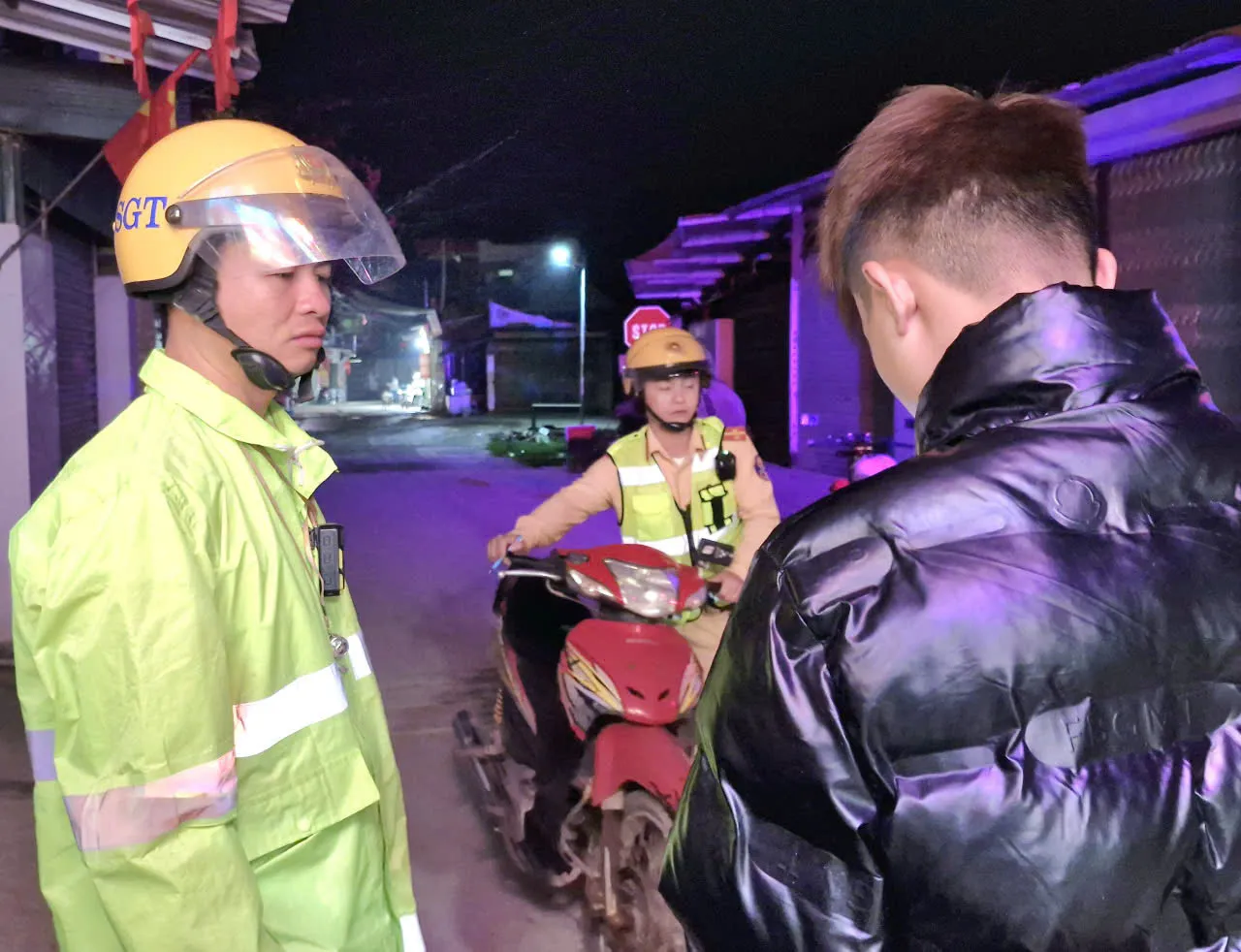 Tổ công tác CSGT địa bàn Hữu Lũng kiểm tra, xử lý thanh thiếu niên vi phạm tại xã Tân Thành, Lạng Sơn