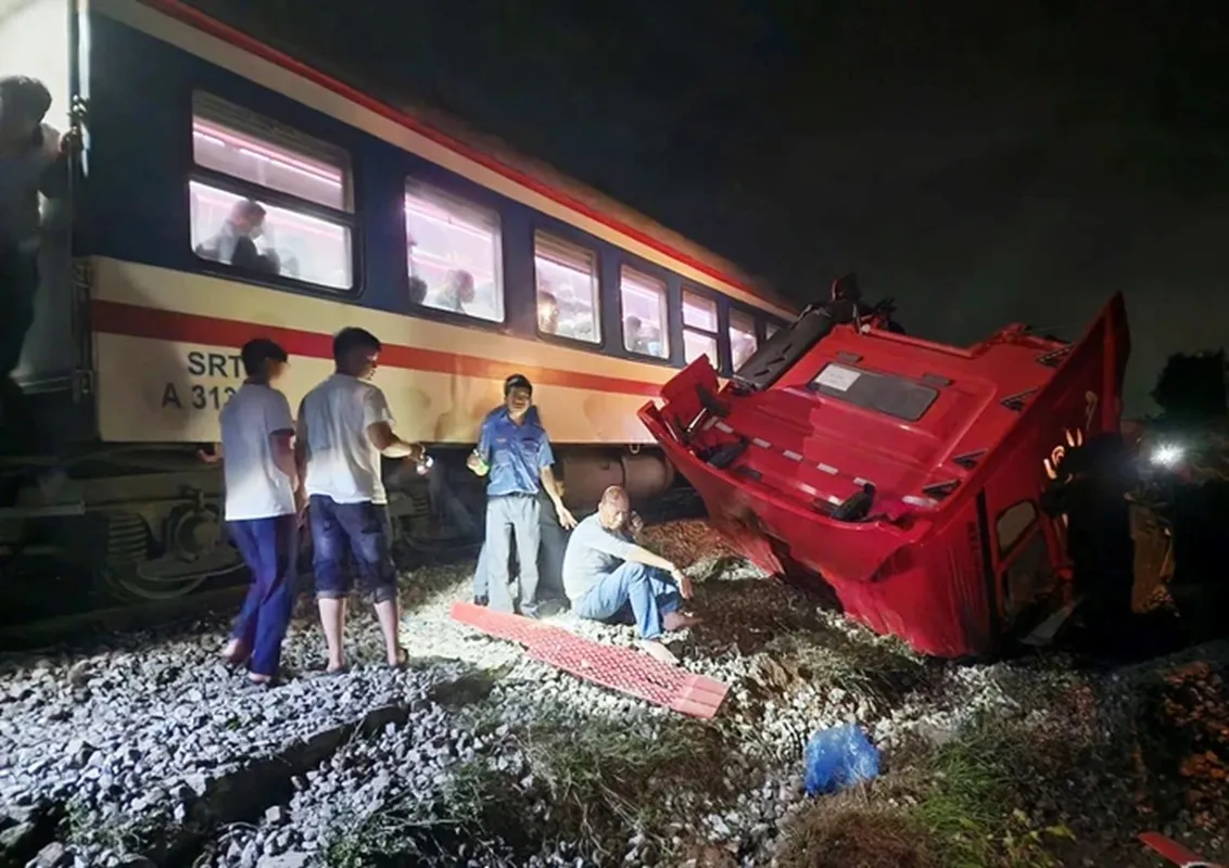 Vụ va chạm khiến lái tàu và tài xế xe tải bị thương