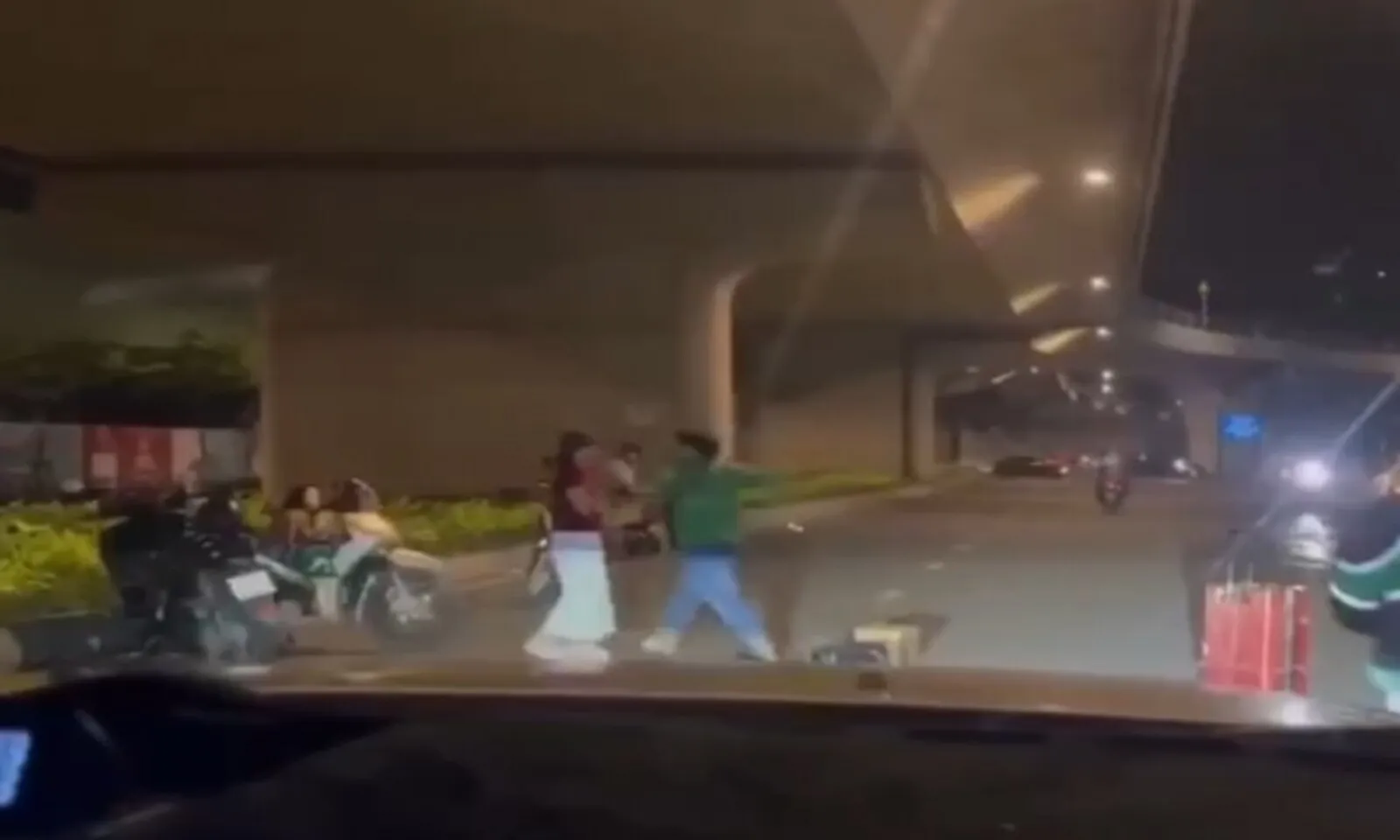 Truy tìm phụ nữ liên quan vụ nam mặc áo Grab đập phá tại nhà ga T3 – Hình 1