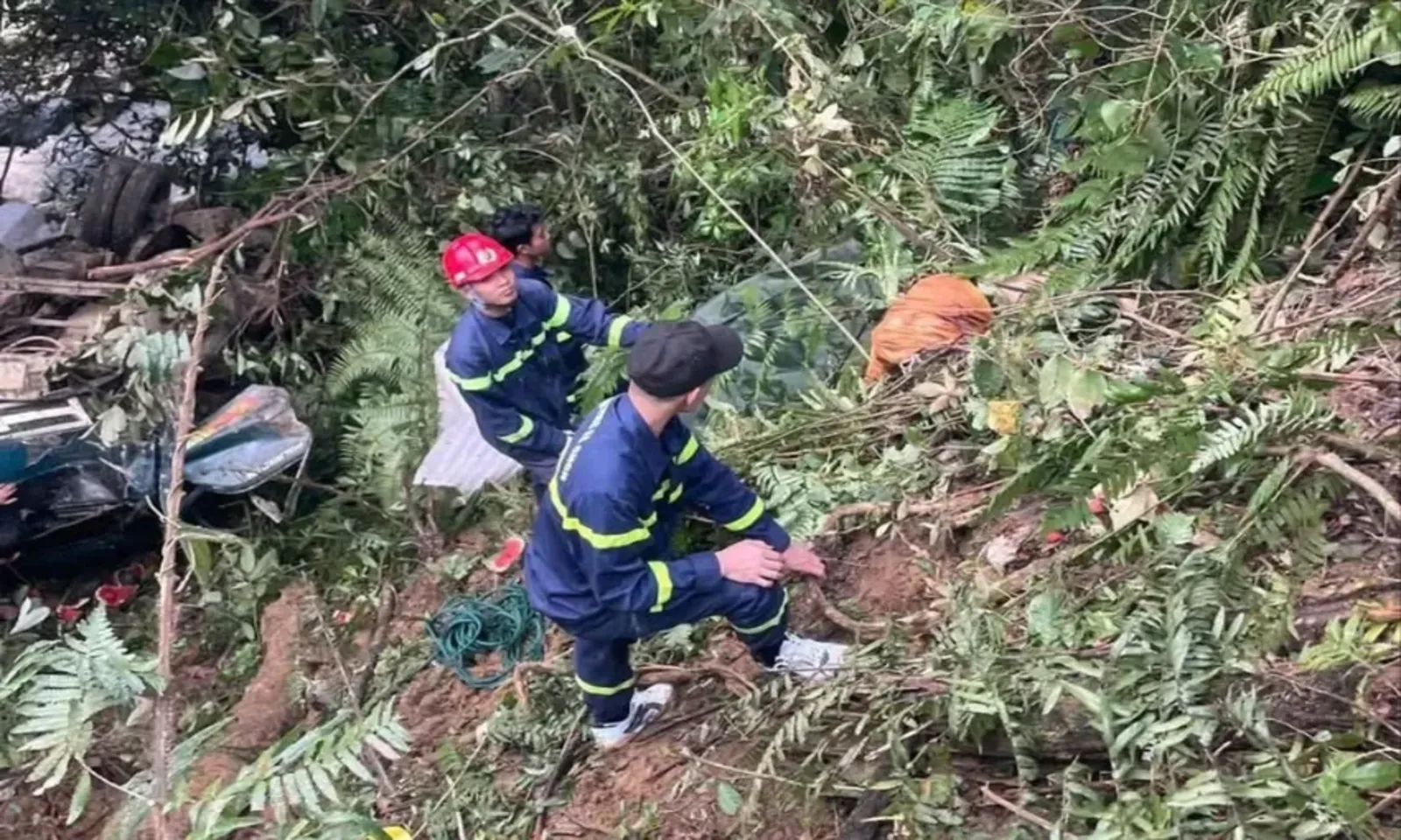 Xe tải lao xuống vực sâu 200m trên đèo Vi Ô Lắk, 1 người tử vong – Hình 1