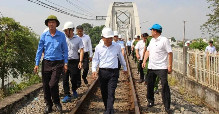 Thứ trưởng Bộ Xây dựng kiểm tra hiện trường vụ sà lan đâm vào cầu Ghềnh