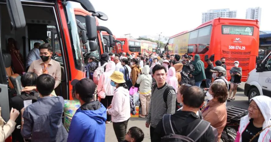 Giá xăng dầu tăng, vận tải điều chỉnh giá vé