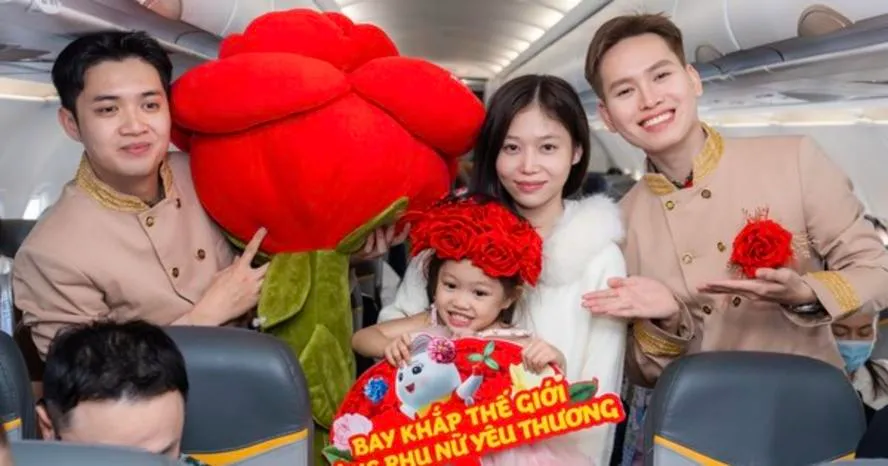 Bay cùng Vietjet ngày 8/3: Khoang máy bay rộn ràng với hoa hồng, quà tặng