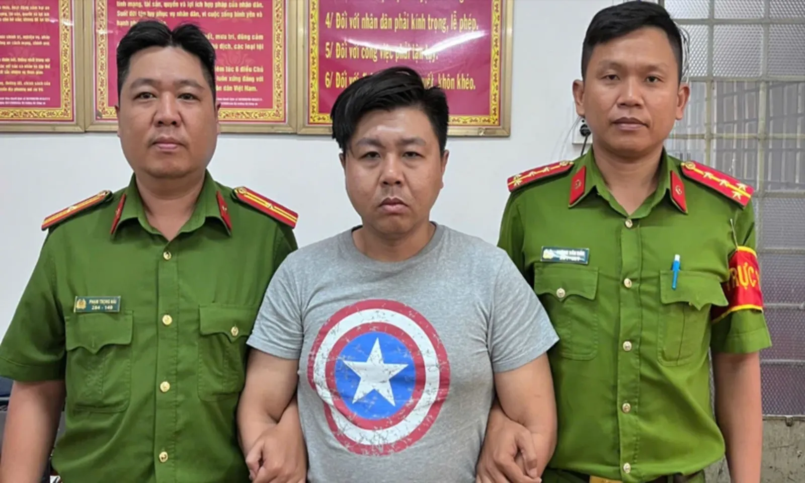 Bắt khẩn cấp tài xế xe ôm đập phá tài sản nữ hành khách tại nhà ga T3