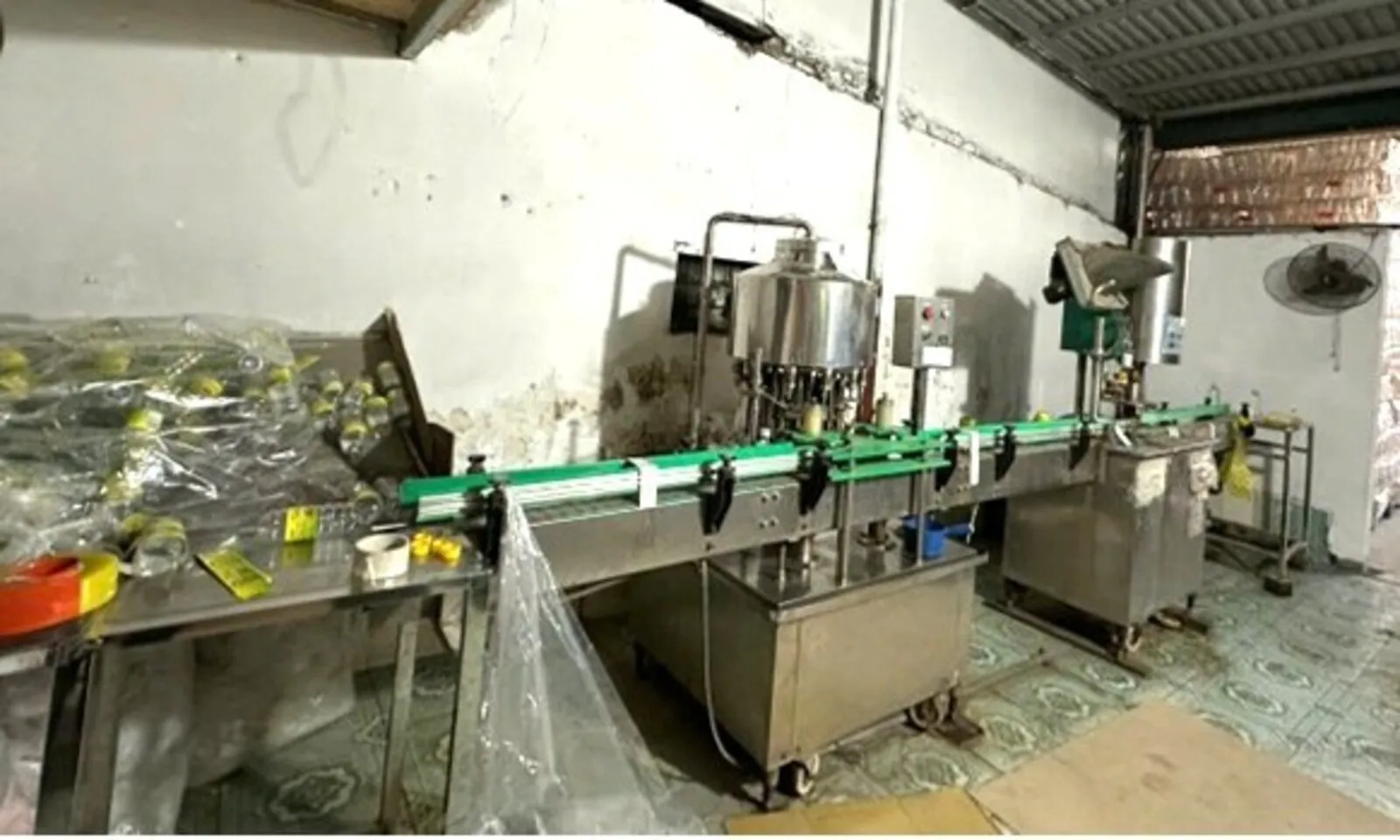 Triệt phá cơ sở pha nước lã, axit trôi nổi sản xuất dấm giả