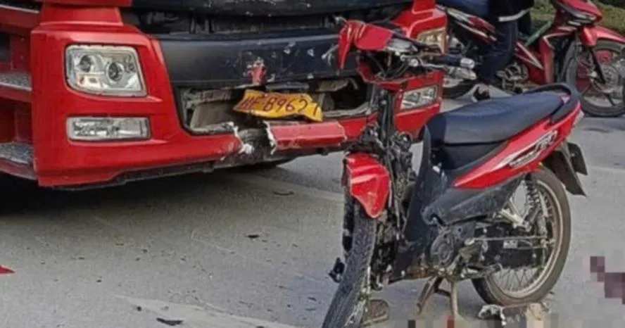 Xe máy đấu đầu ô tô đầu kéo tại cửa khẩu Hữu Nghị, 3 người trọng thương