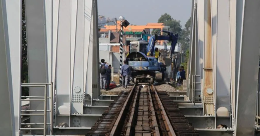 Đang thử tải cầu Ghềnh, dự kiến 9h ngày 11/3 thông tàu Bắc - Nam trở lại