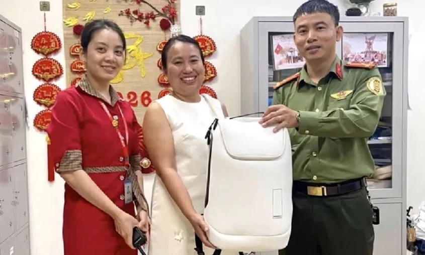 Chiếc balo trắng bị bỏ quên ở sân bay Đà Nẵng chứa nhiều tài sản giá trị