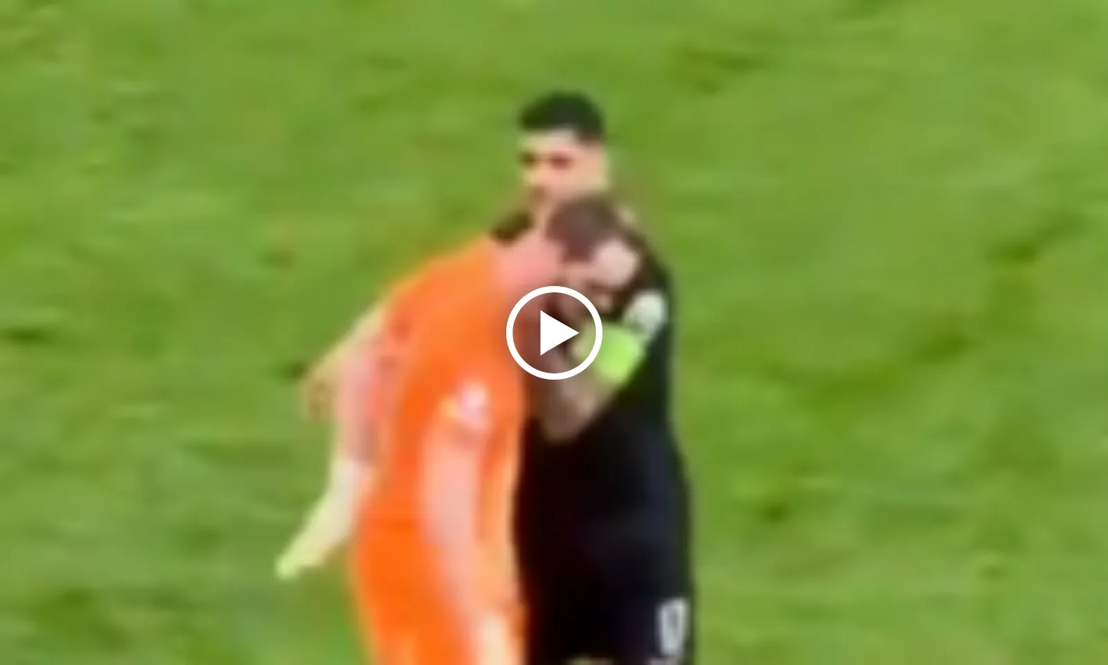 VIDEO: Đội trưởng Tottenham yêu cầu HLV thay thủ môn phút 17, De Gea phải lên tiếng 