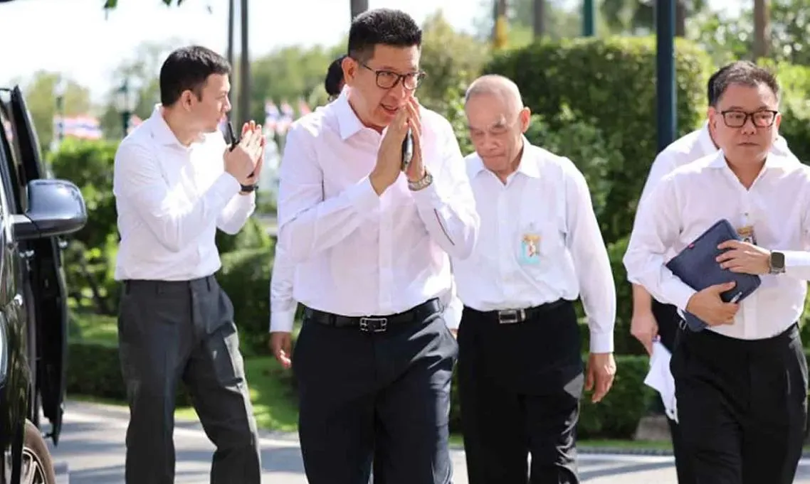 Thái Lan khuyến khích công chức ăn mặc gọn nhẹ, đi thang bộ để tiết kiệm năng lượng