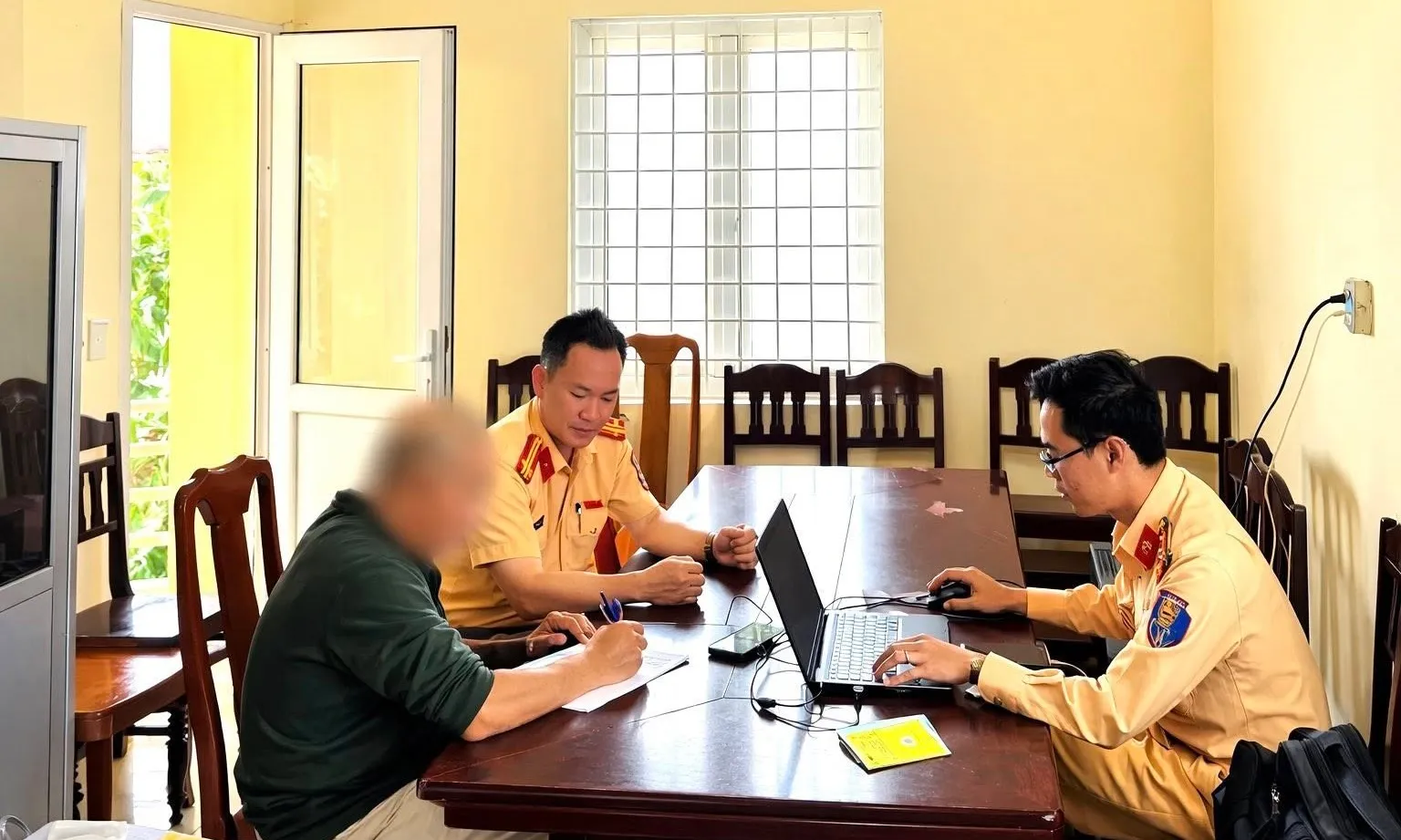 Phạt 5 triệu đồng tài xế ô tô bật đèn cảnh báo, nhiều lần chặn xe phía sau
