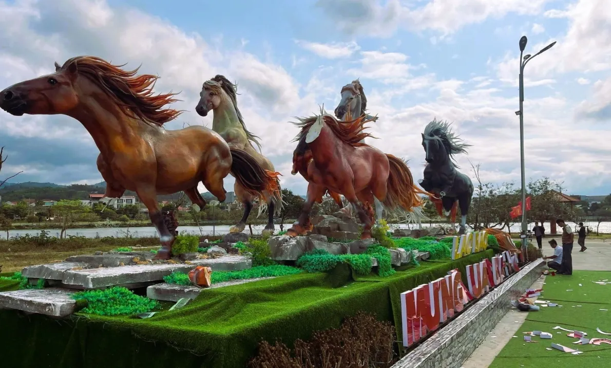 Nhiều linh vật ngựa ở Quảng Trị bị hư hỏng bất thường