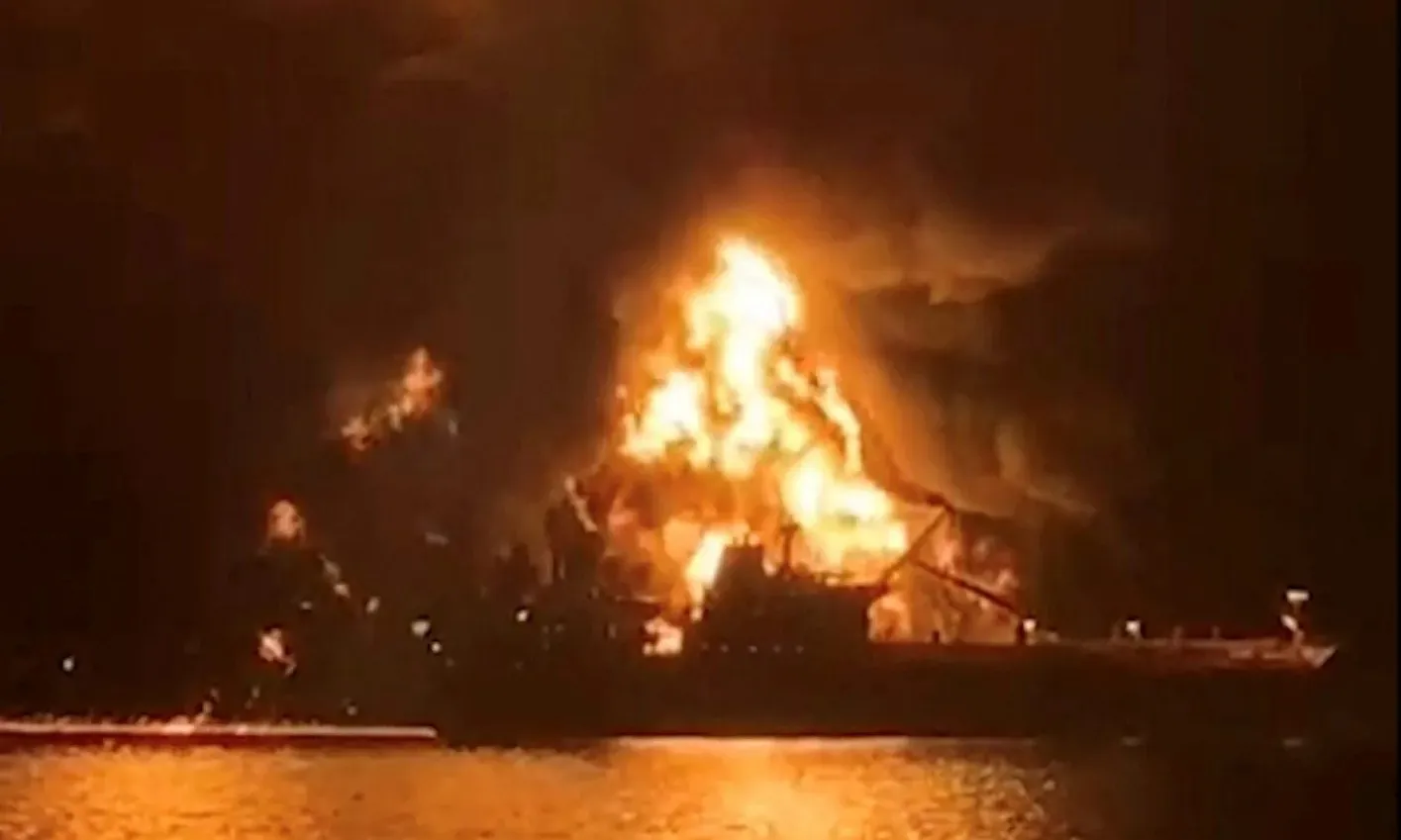 Hai tàu chở dầu phát nổ ngoài khơi Iraq, ít nhất một người thiệt mạng