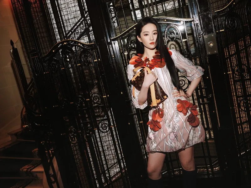 voh-luu-diec-phi-can-quet-tuan-le-thoi-trang-paris-2026-6