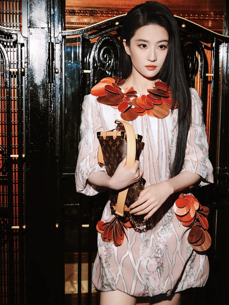 voh-luu-diec-phi-can-quet-tuan-le-thoi-trang-paris-2026-8