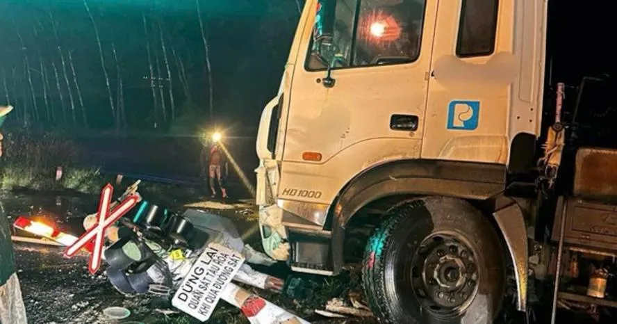 Sớm khắc phục cột tín hiệu, cần chắn đường ngang bị xe bồn tông gãy ở Quảng Trị