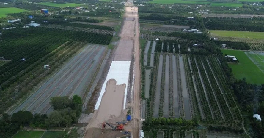 Khẩn trương di dời đường điện 220kV, đẩy nhanh thi công cao tốc Mỹ An - Cao Lãnh