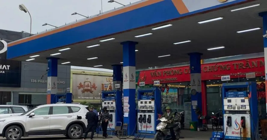 Cảnh tượng khác lạ tại cây xăng khi giá giảm sâu