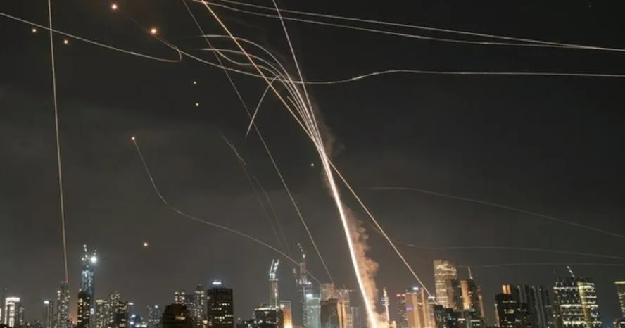 “Vòm Sắt“ bất lực trước hỏa lực Iran, Hezbollah, Israel tính phương án mạnh tay?