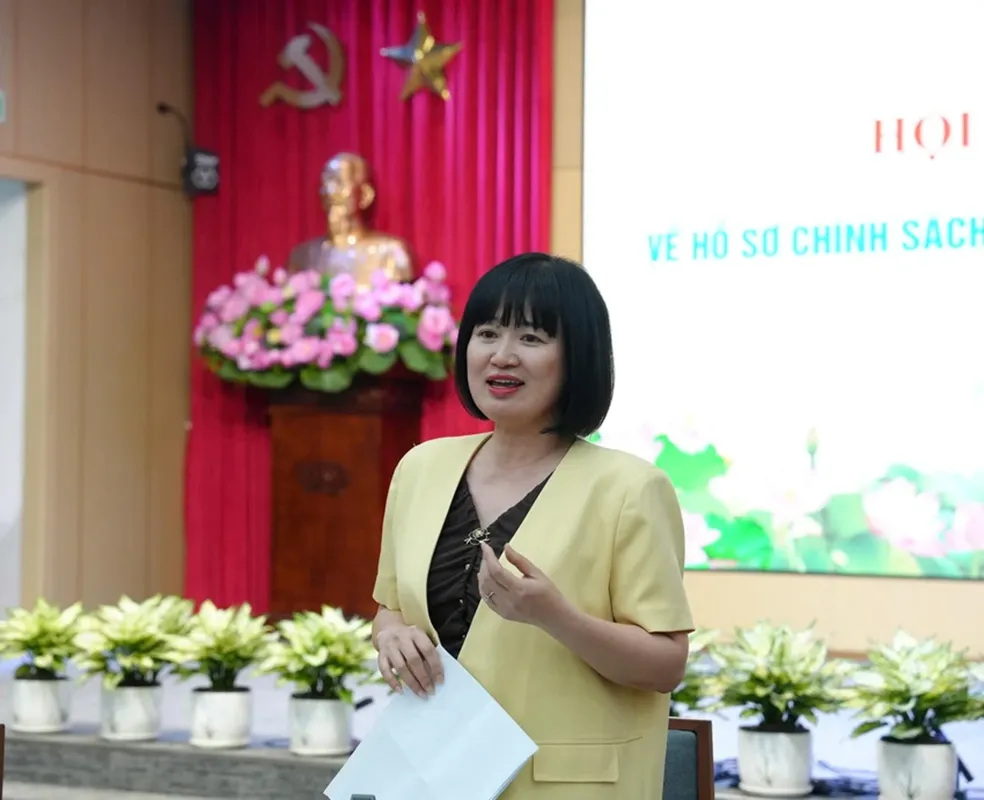 Bà Ngô Quỳnh Hoa, Phó Cục trưởng Cục PBGDPL&TGPL trình bày tại hội nghị