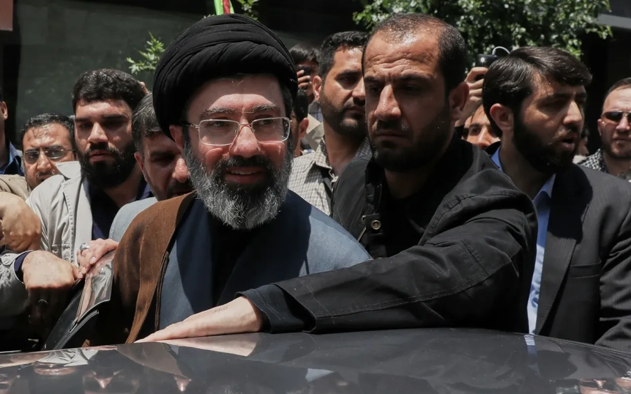 Chính trị gia Mojtaba Khamenei (người ở hàng trước, đeo kính) xuất hiện hồi năm 2019. Ảnh AP